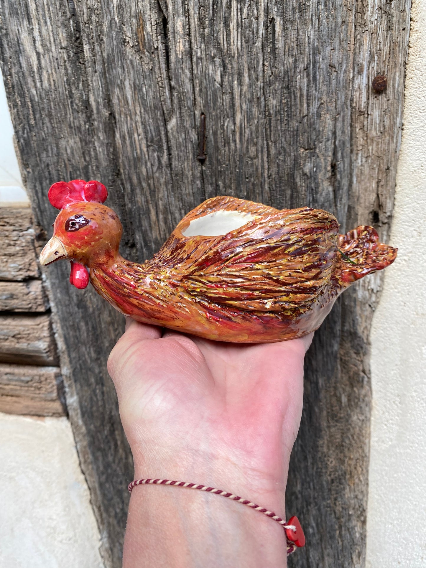 Toutes nos pièces sont confectionnées à la main dans notre atelier artisanal à Dambach la ville.
Décoration en céramique 100% fait main à Dambach-la-Ville