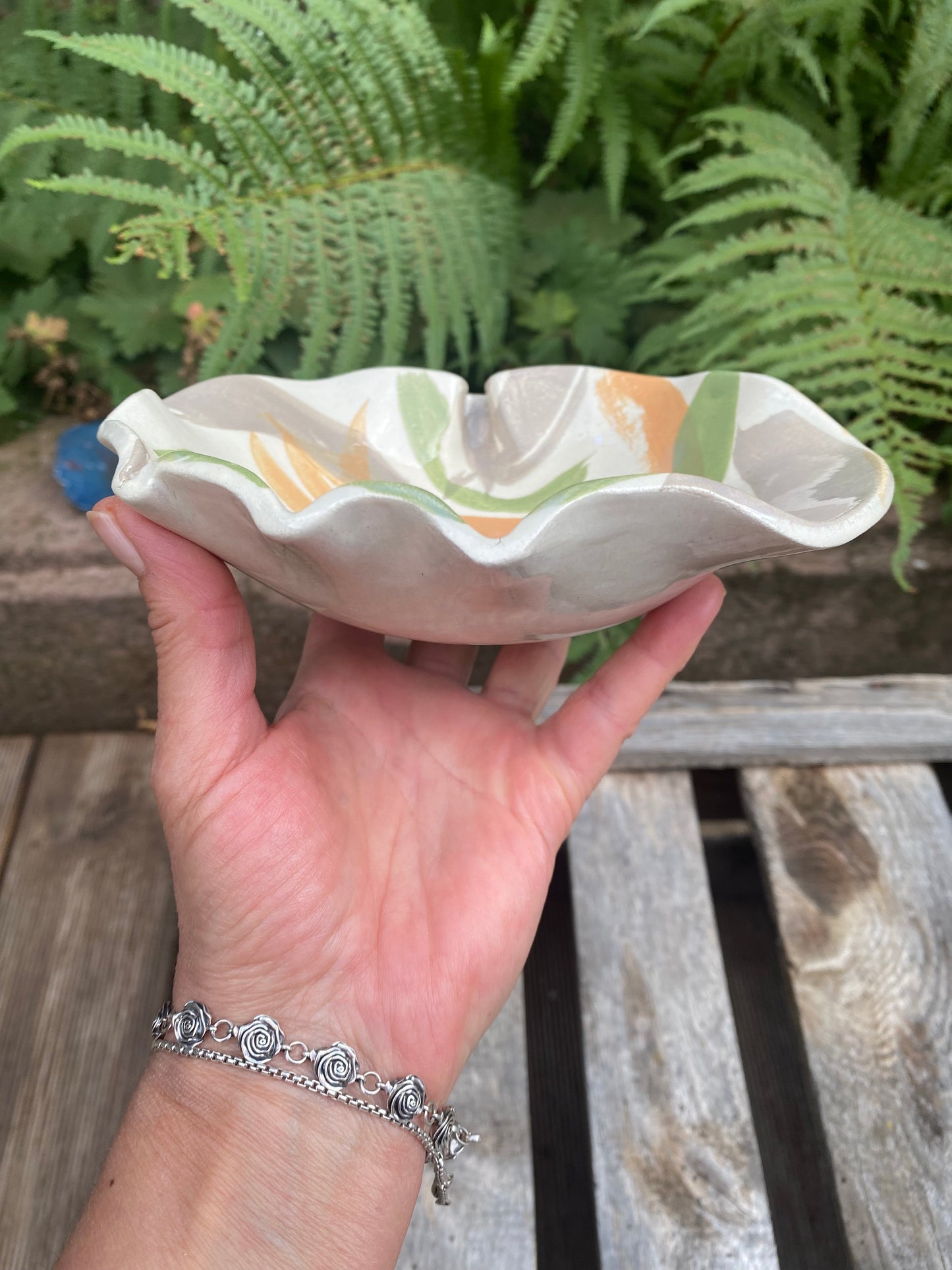 Tasse de thé, coupelle courbée