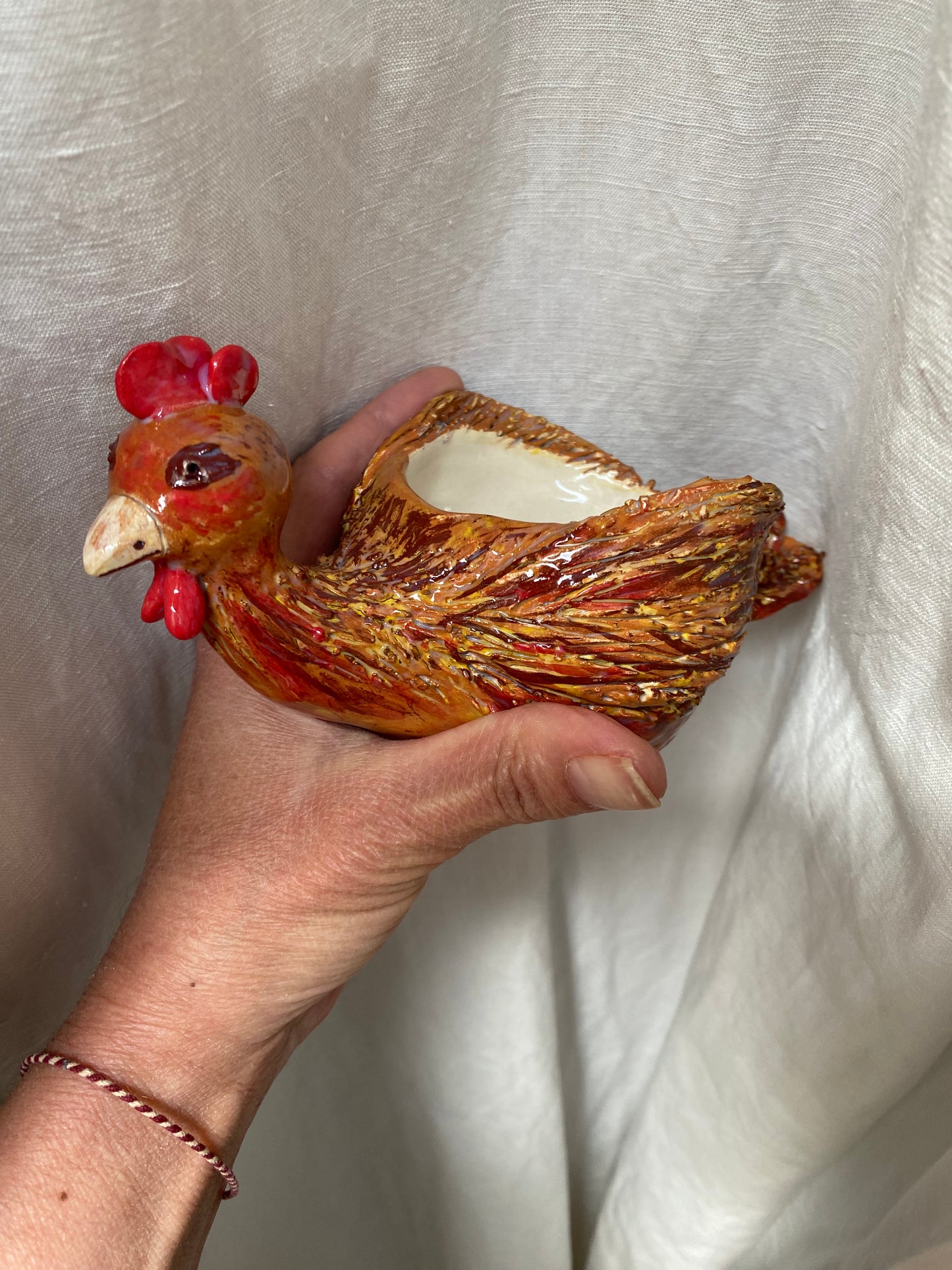 Toutes nos pièces sont confectionnées à la main dans notre atelier artisanal à Dambach la ville.
Décoration en céramique 100% fait main à Dambach-la-Ville