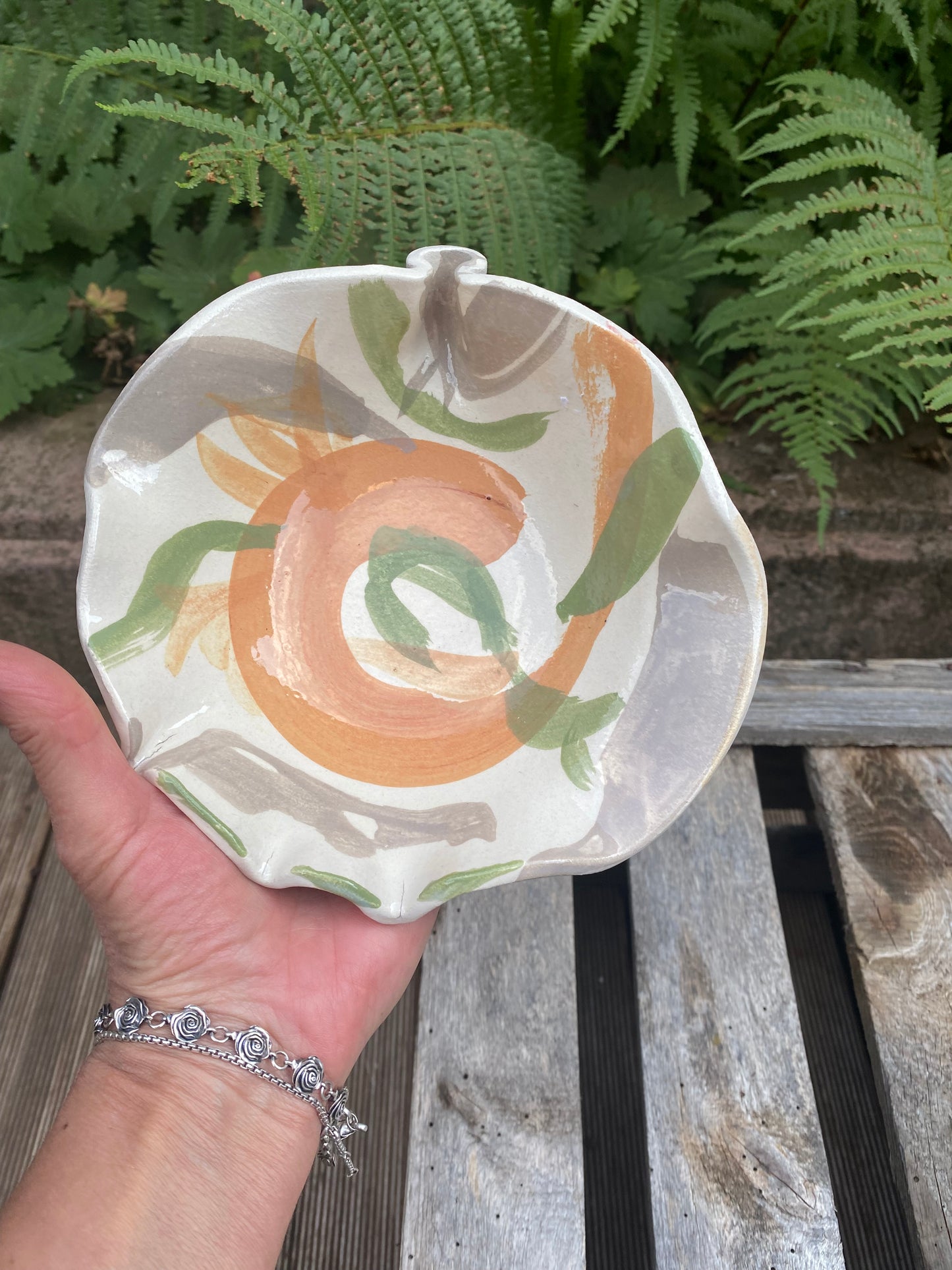 Tasse de thé, coupelle courbée