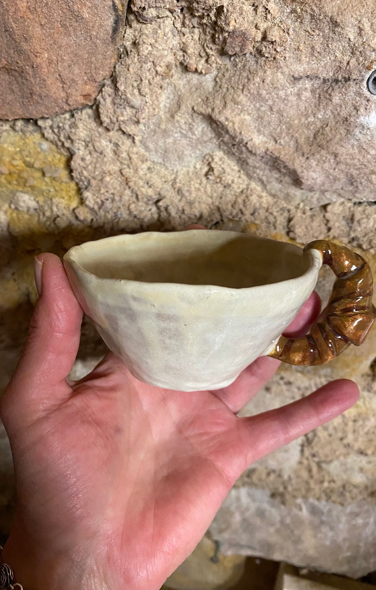 tasse et soucoupe avec croissant