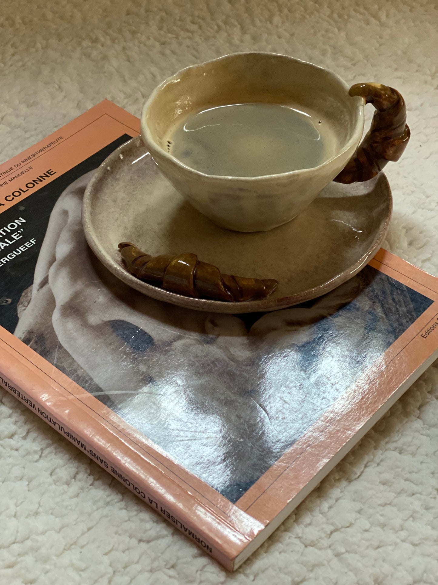 tasse et soucoupe avec croissant