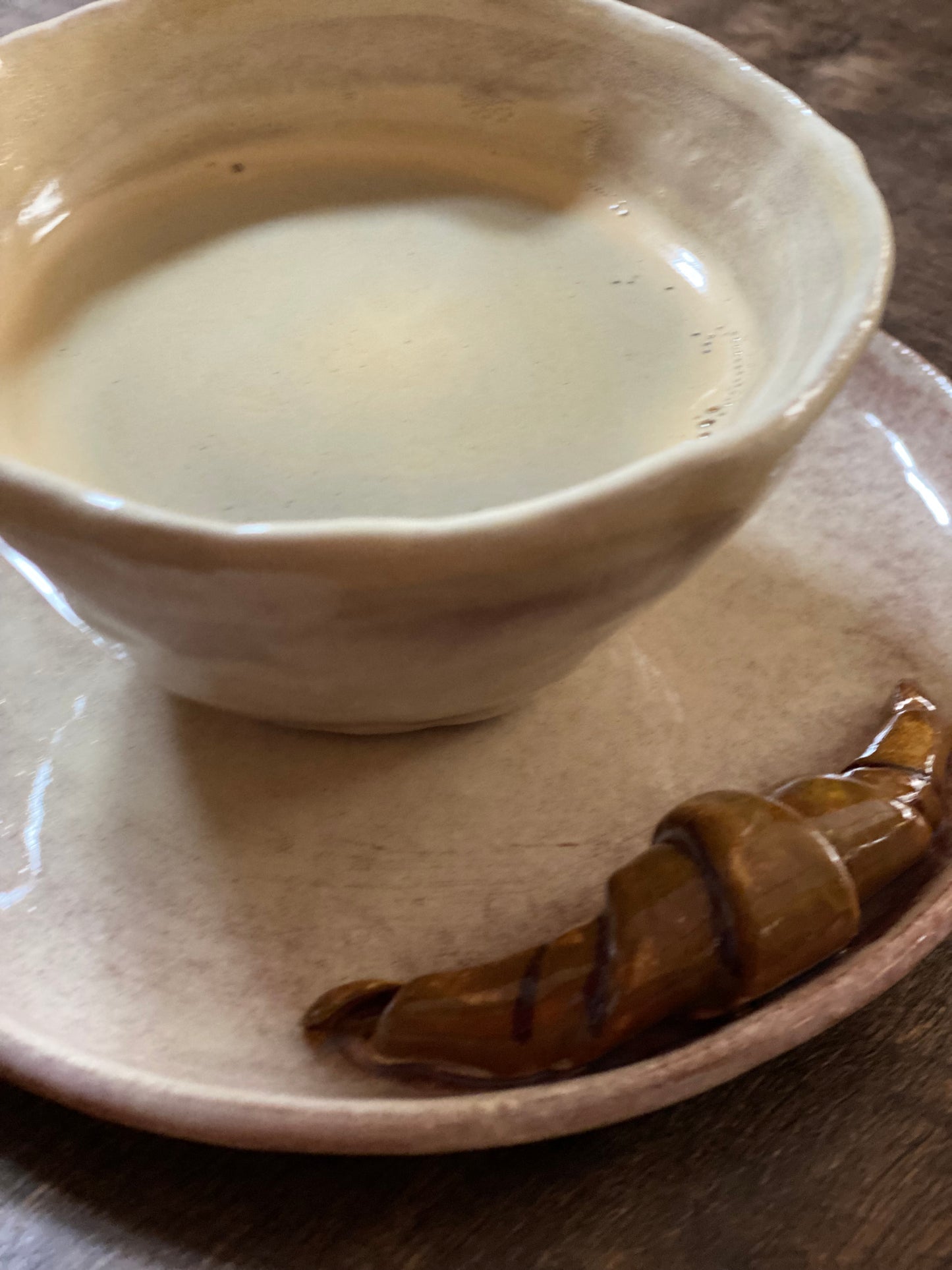 tasse et soucoupe avec croissant
