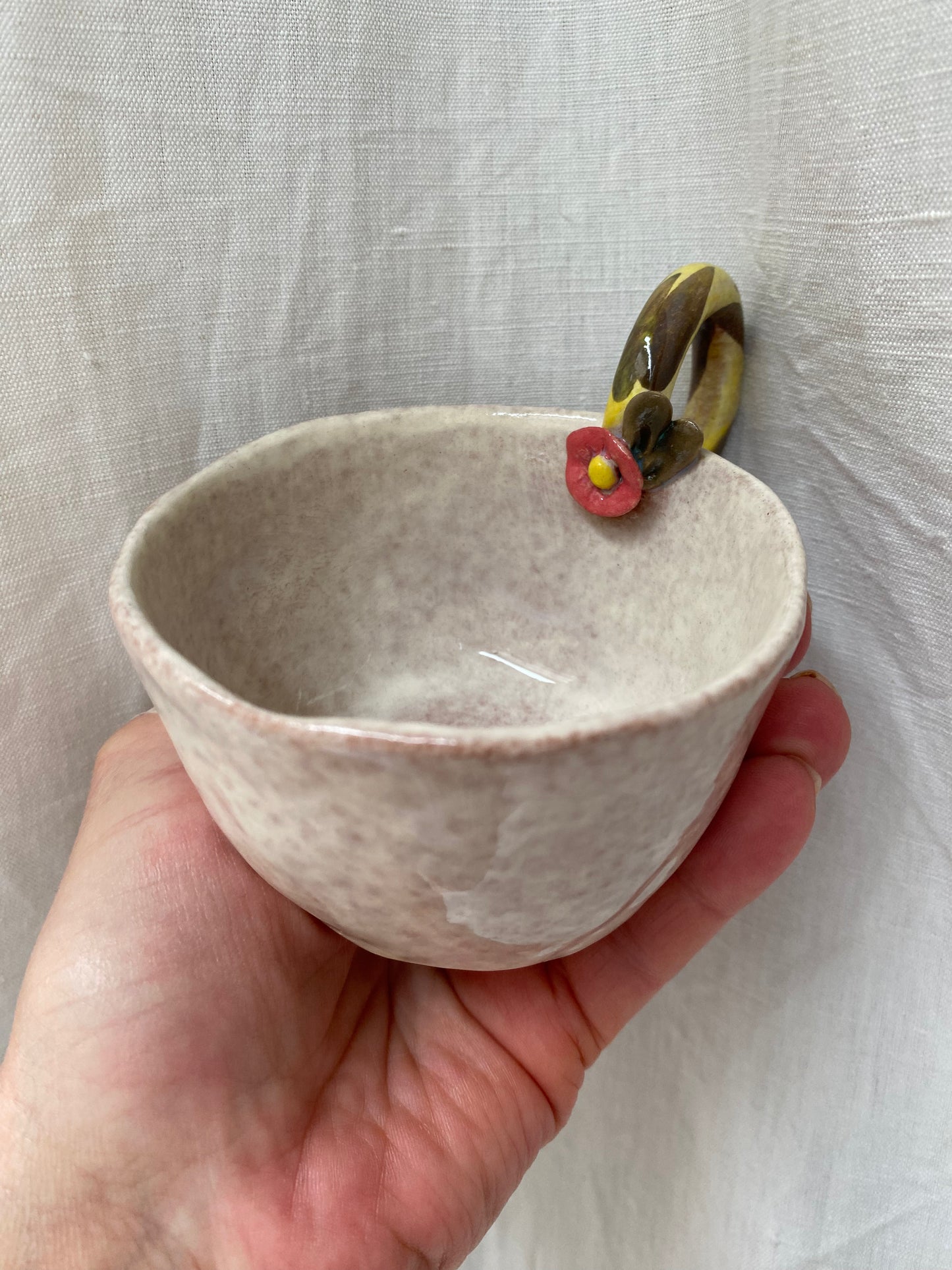 Tasse avec une fleur