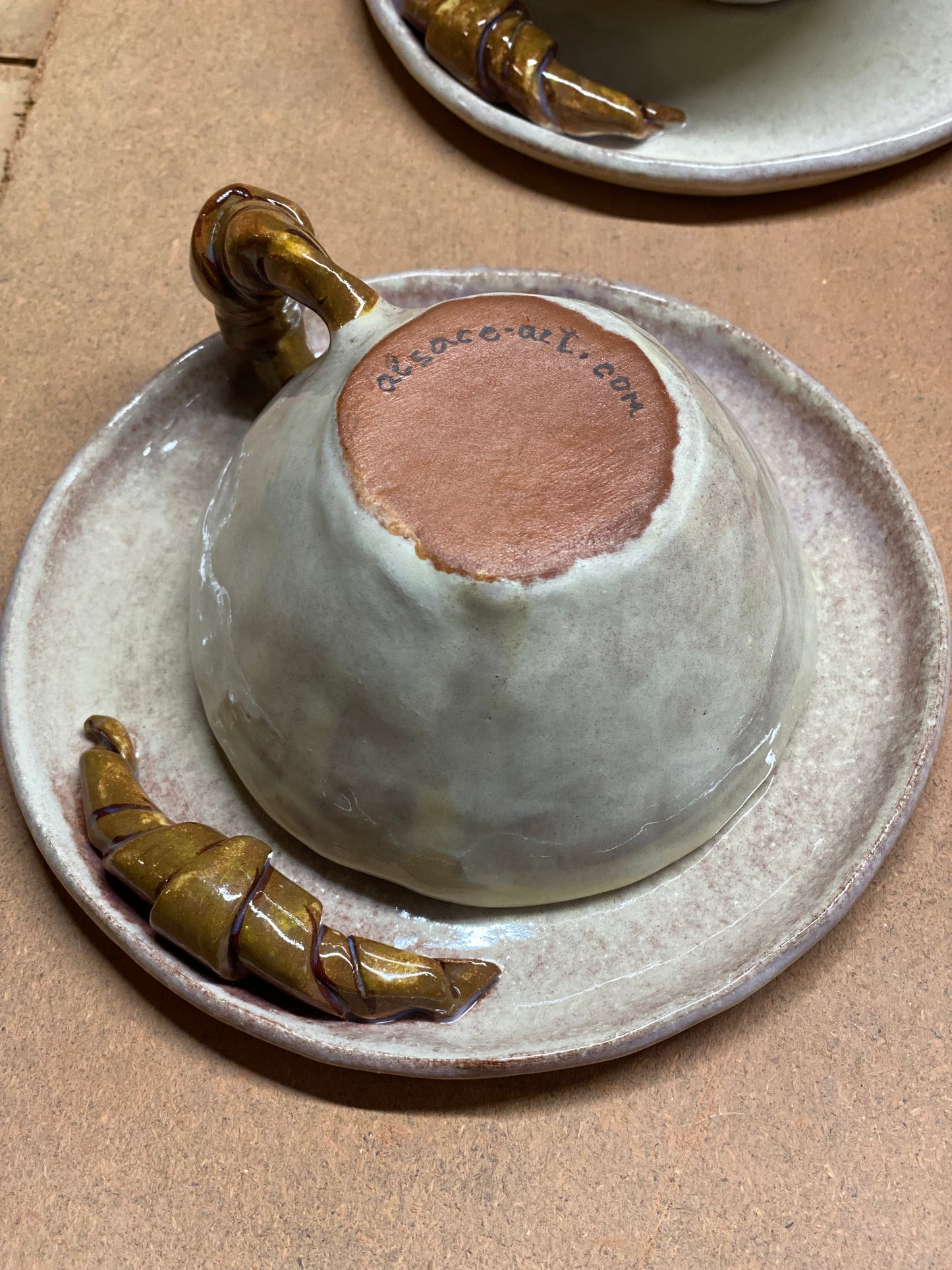 tasse et soucoupe avec croissant