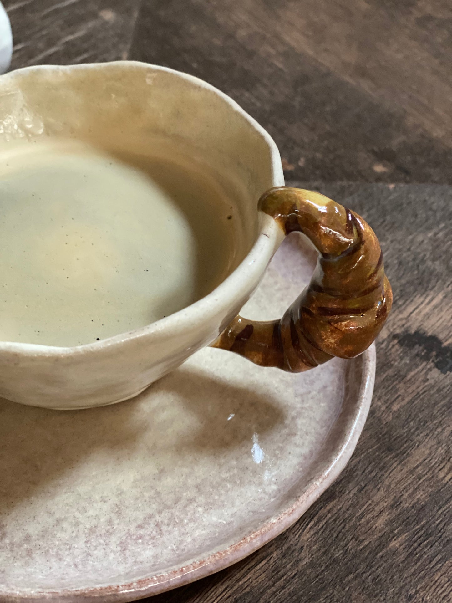 tasse et soucoupe avec croissant