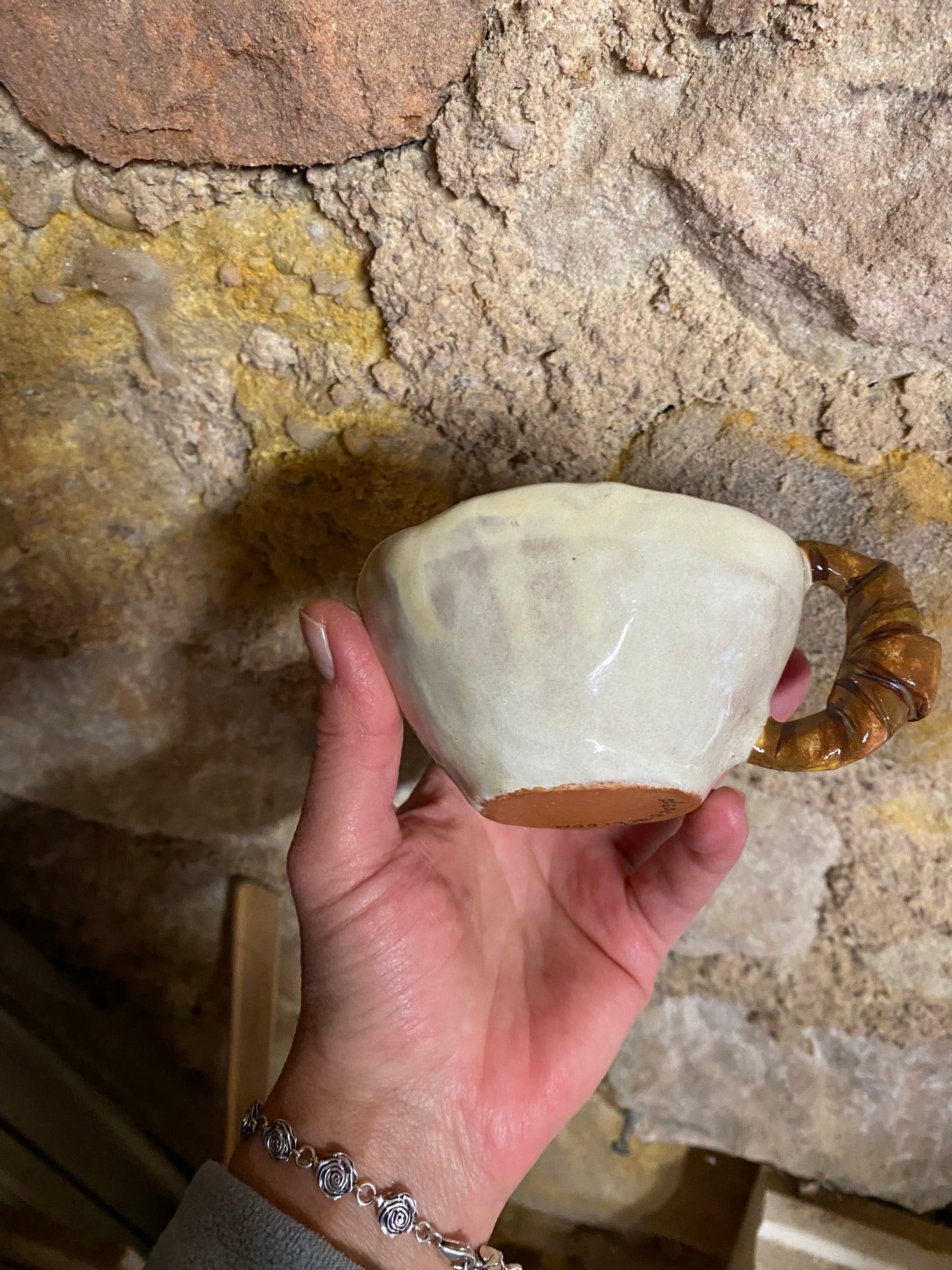 tasse et soucoupe avec croissant