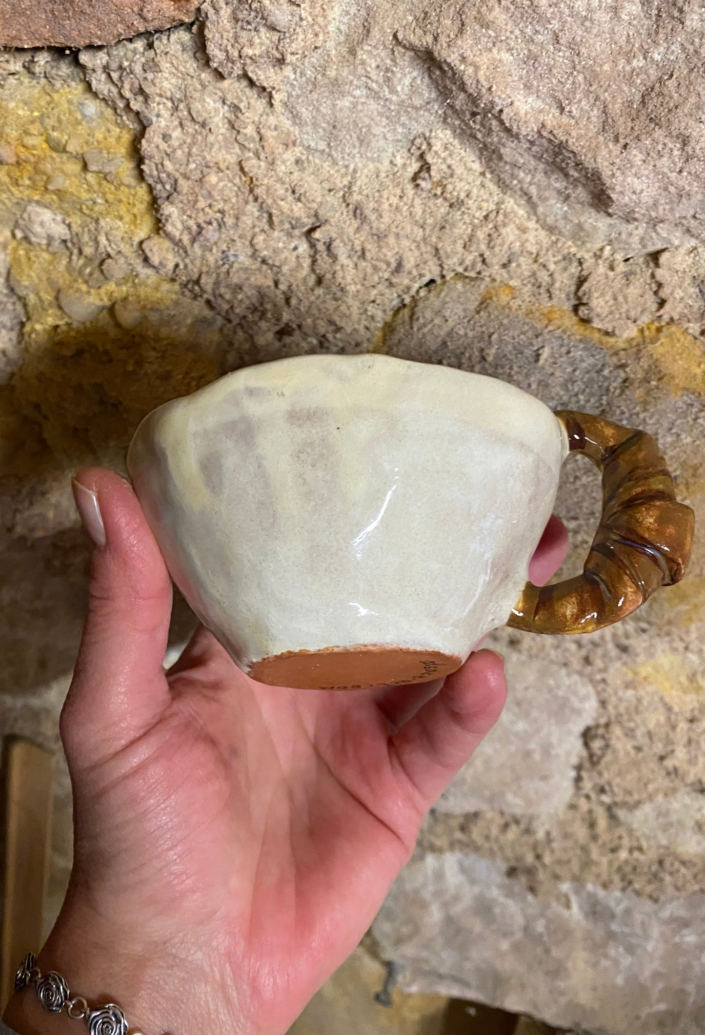 tasse et soucoupe avec croissant