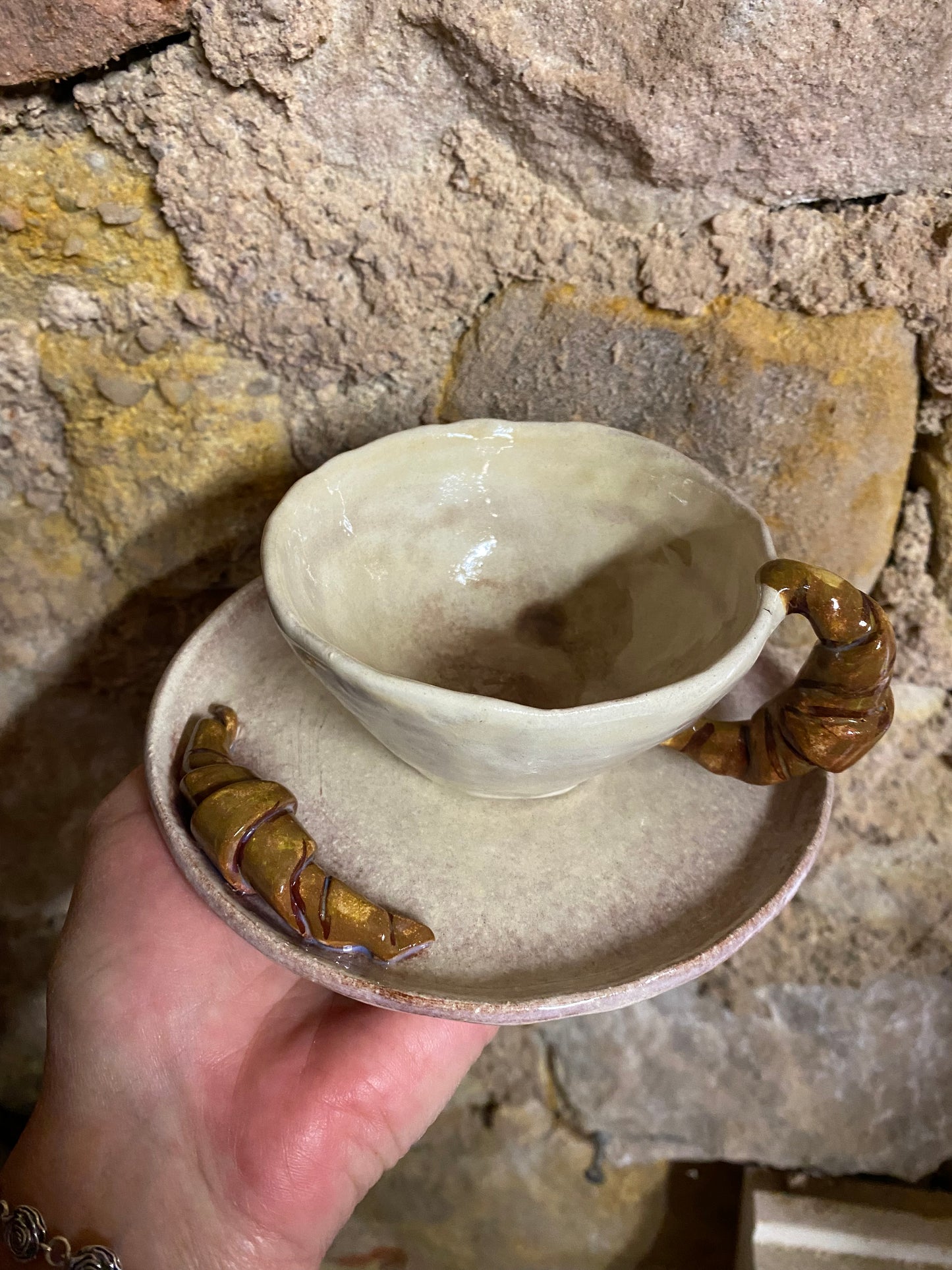 tasse et soucoupe avec croissant