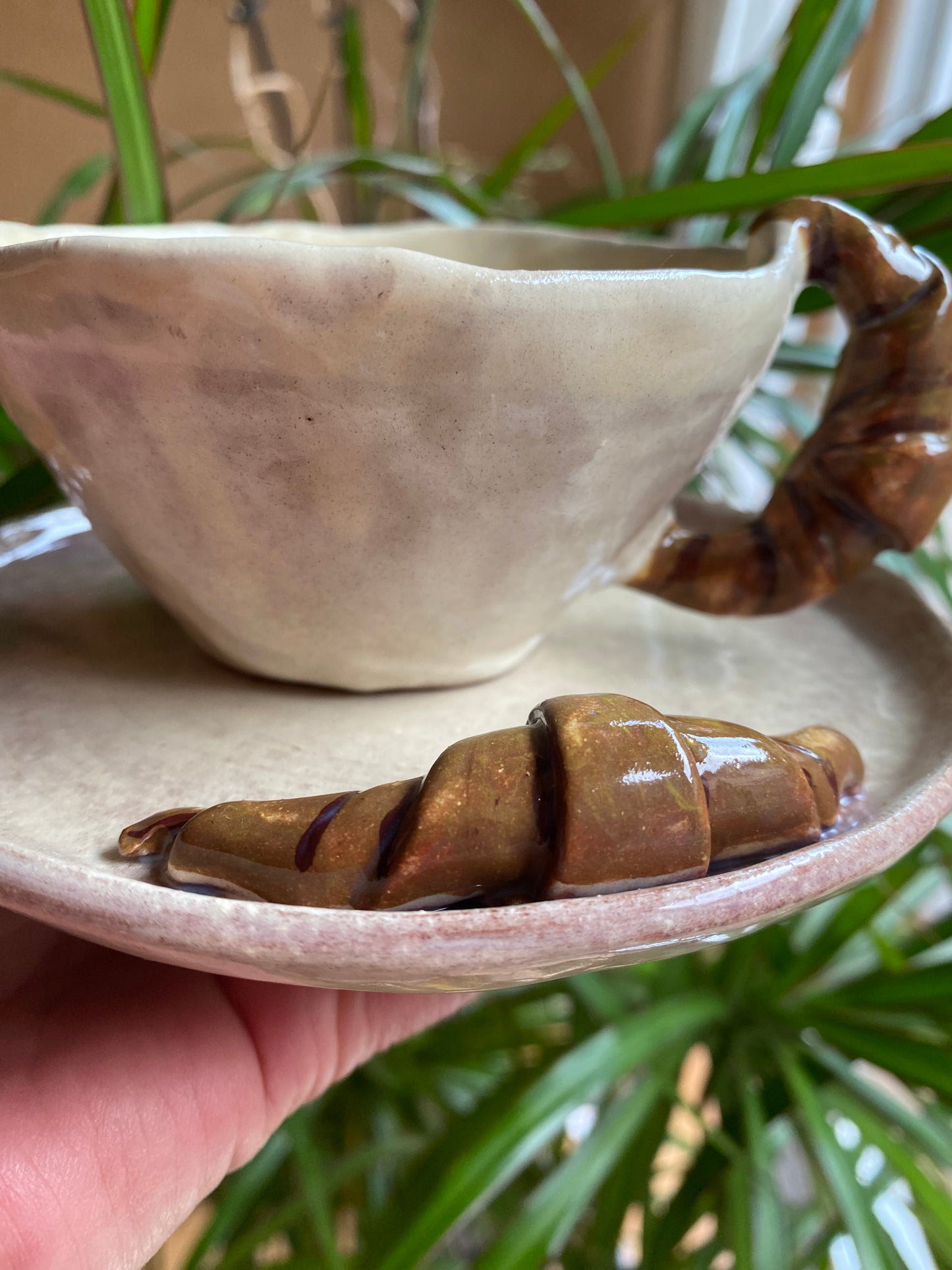tasse et soucoupe avec croissant