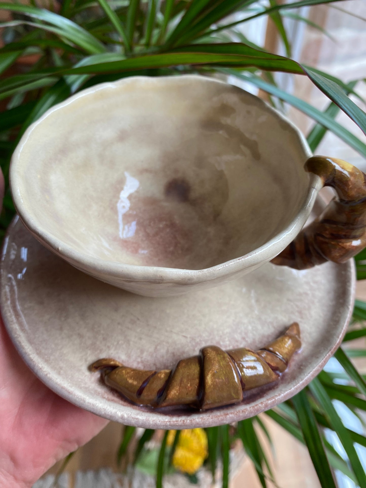 tasse et soucoupe avec croissant