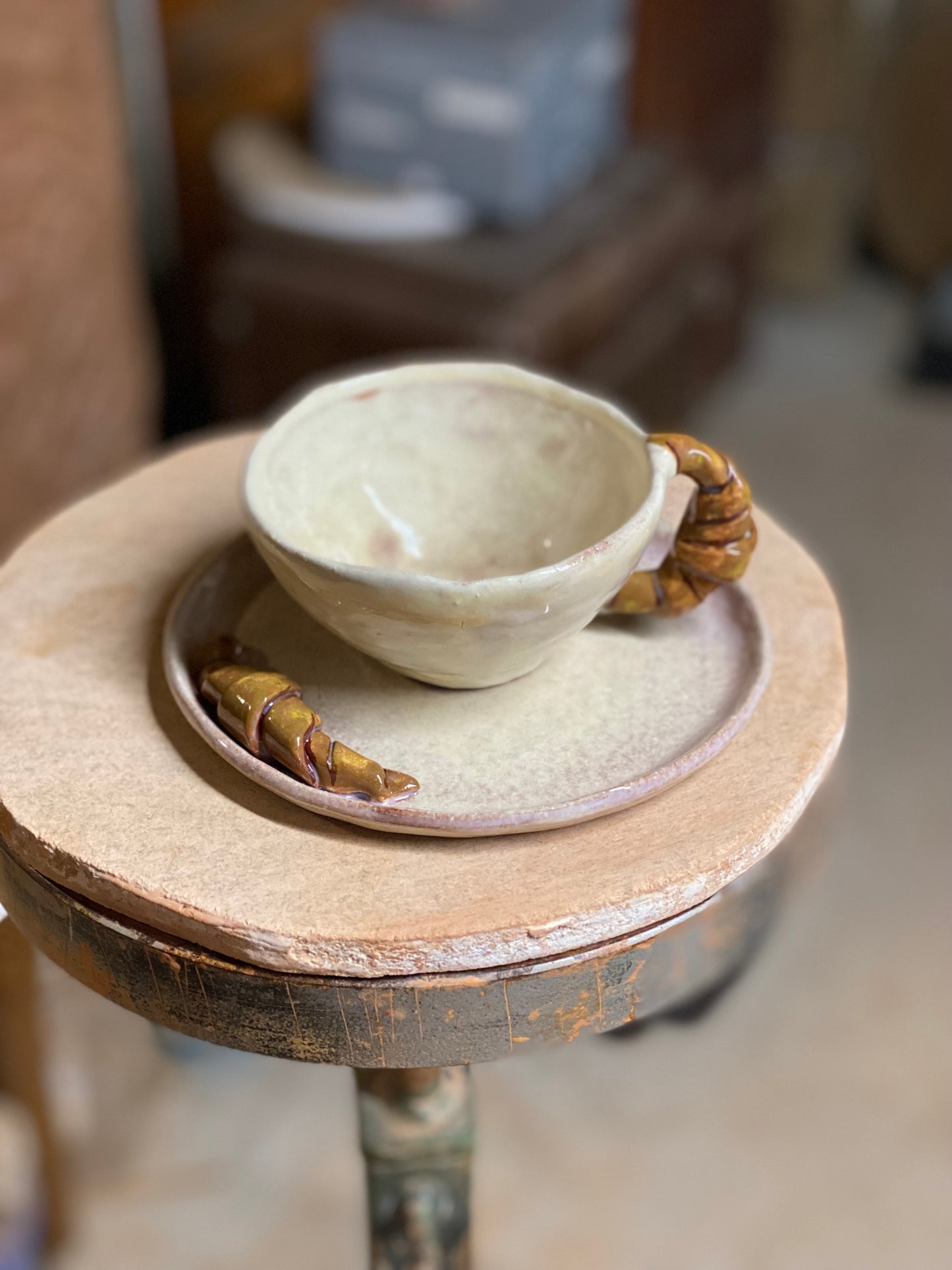 tasse et soucoupe avec croissant