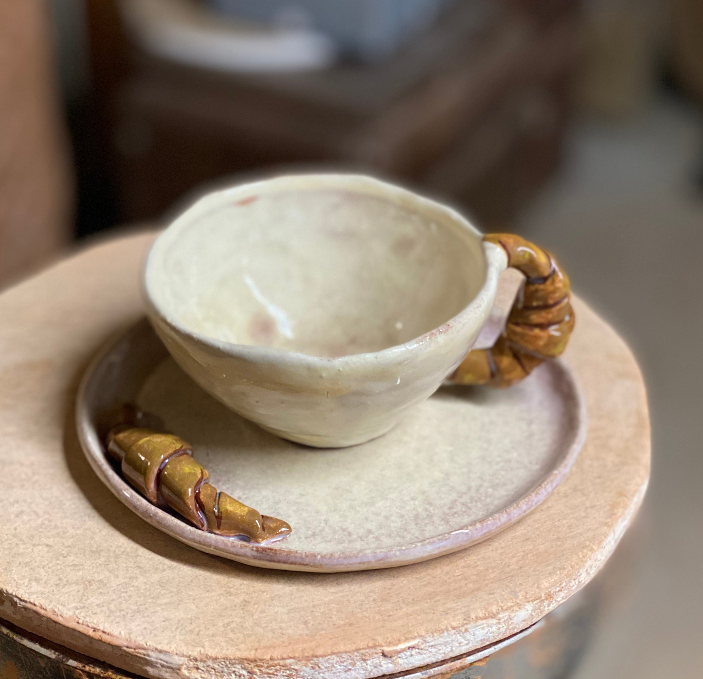 tasse et soucoupe avec croissant