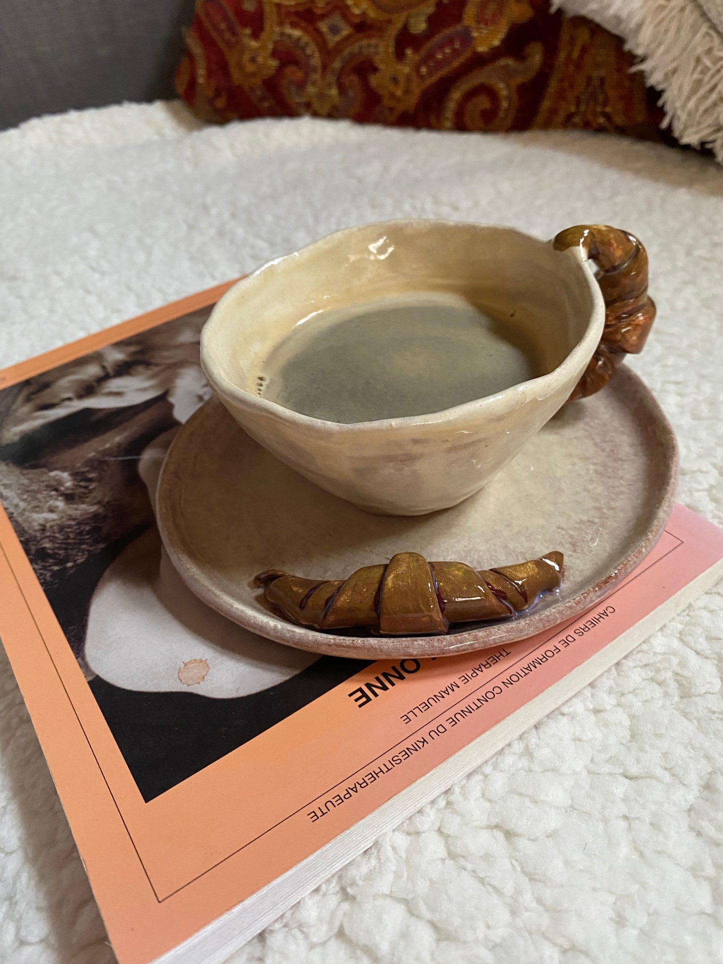 tasse et soucoupe avec croissant