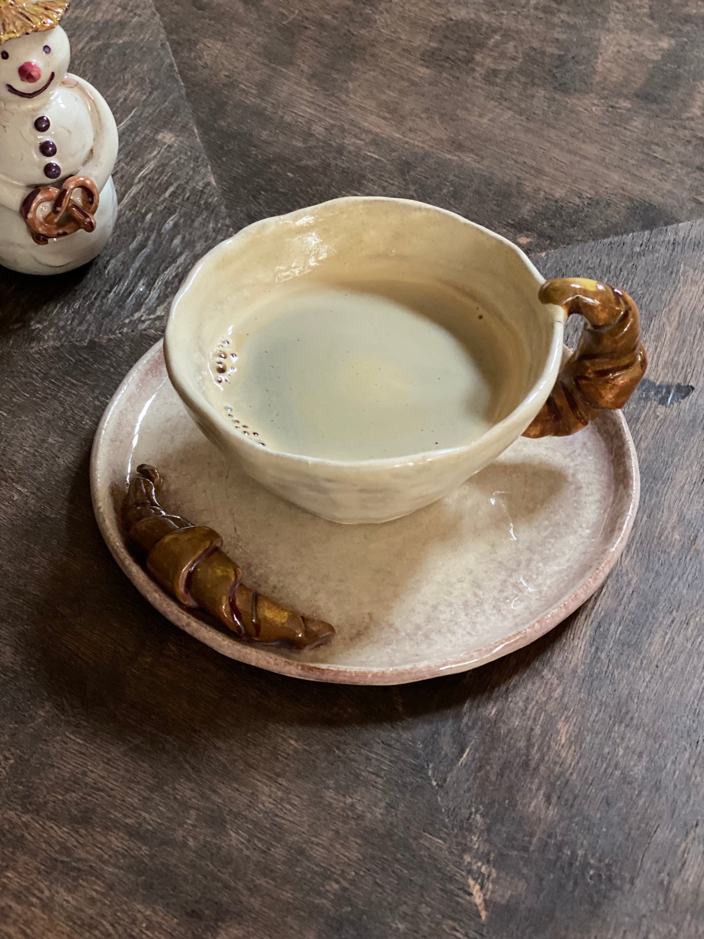 tasse et soucoupe avec croissant