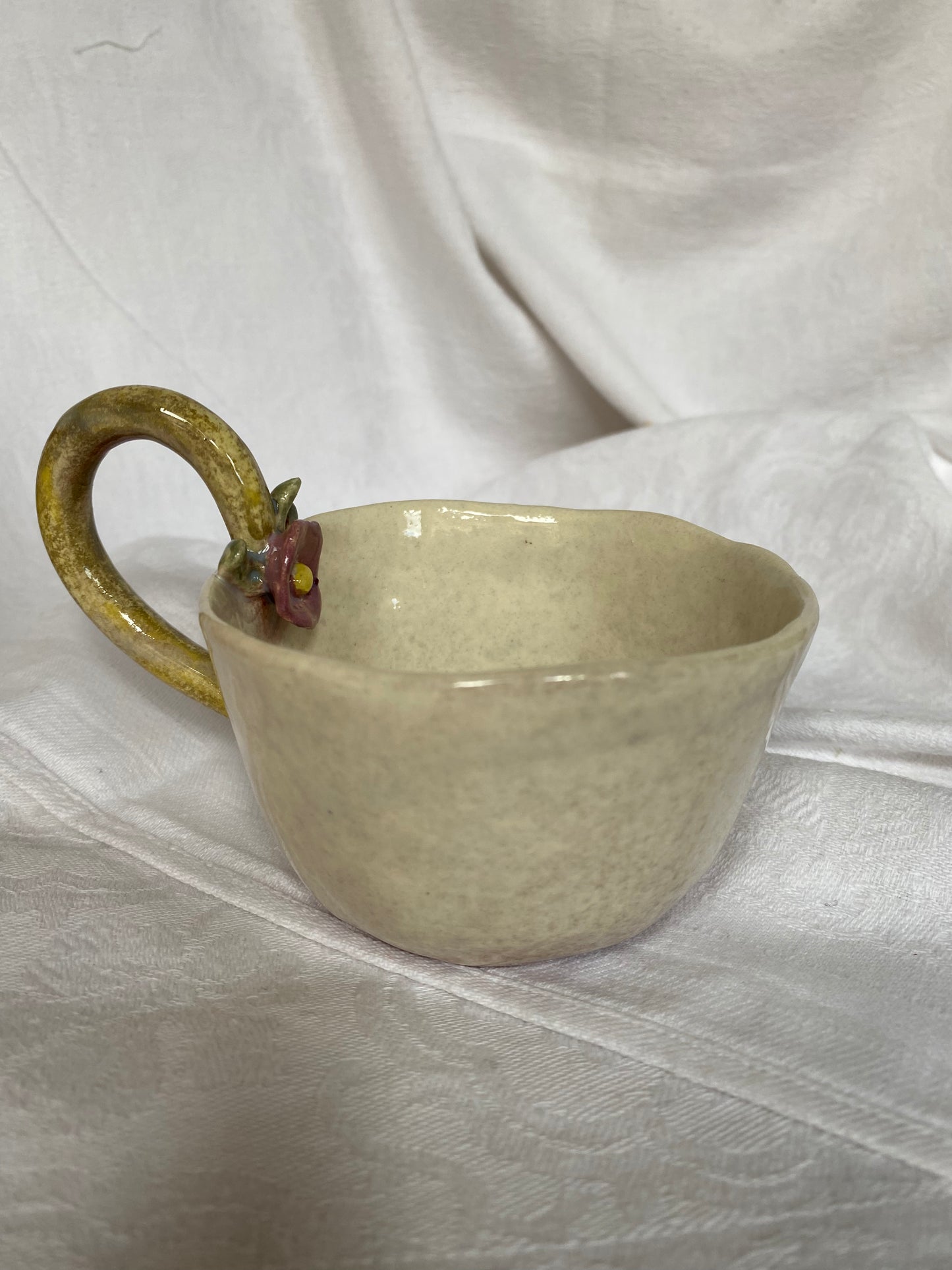 Tasse avec une fleur