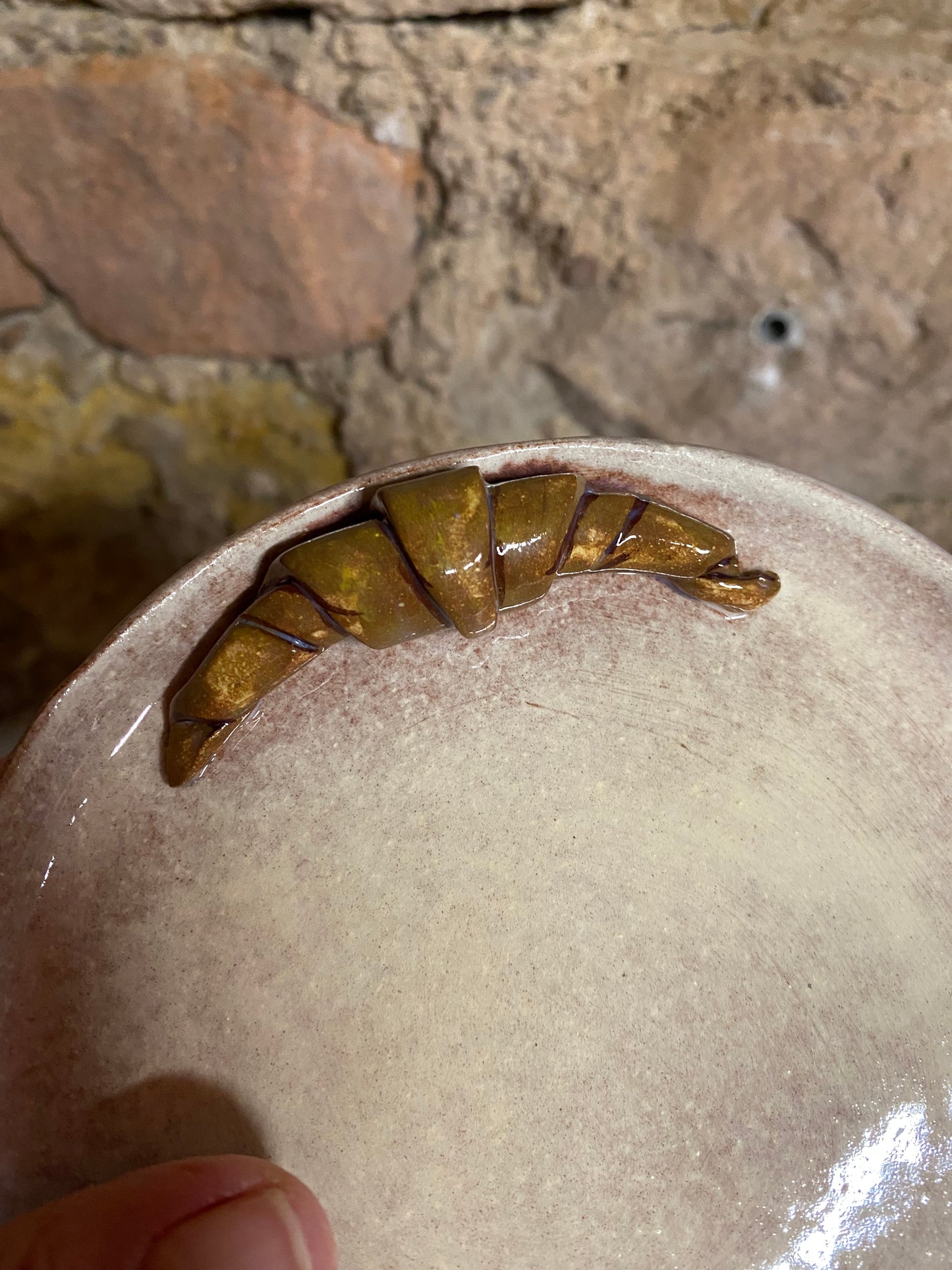 tasse et soucoupe avec croissant