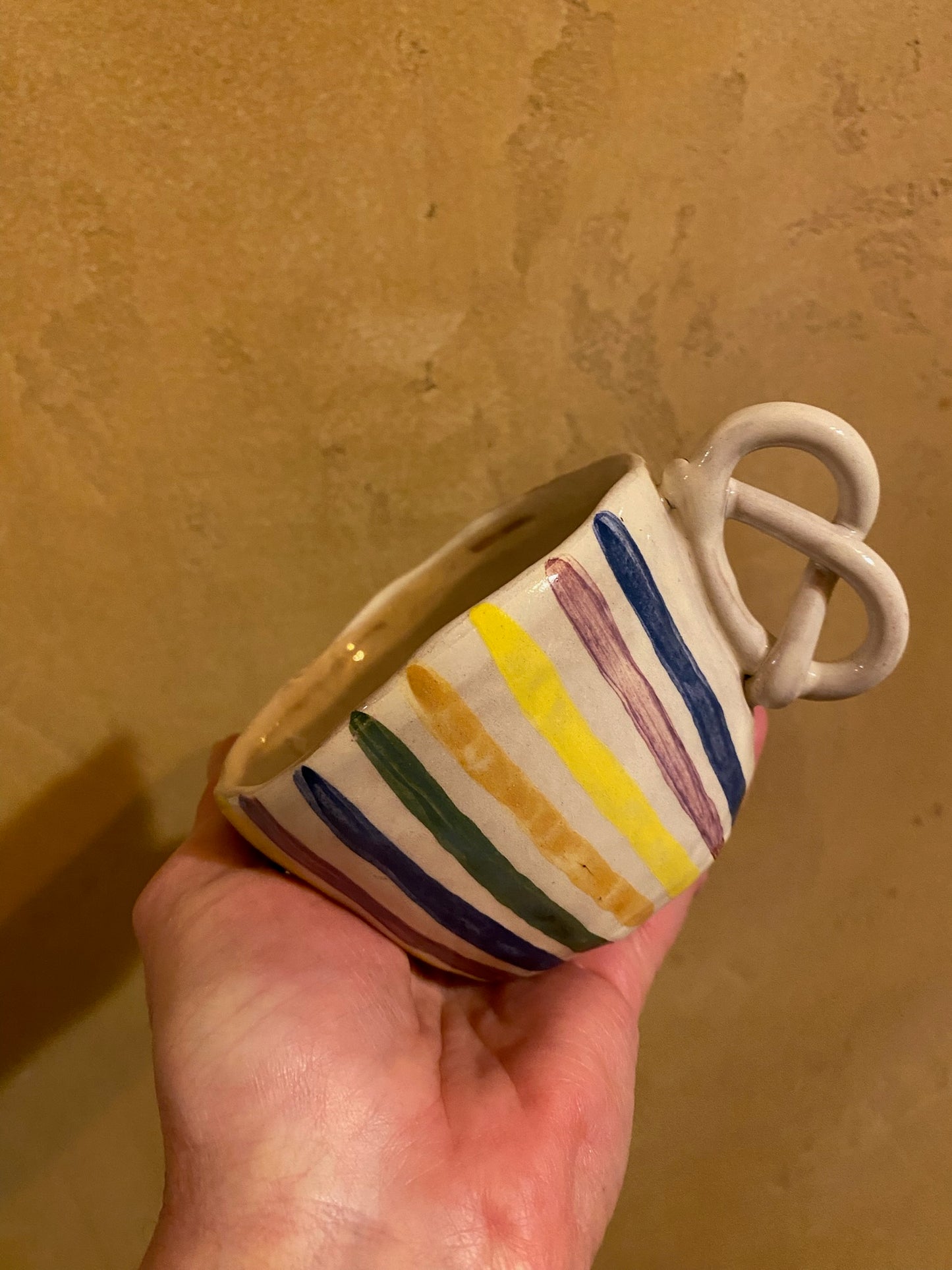 Tasse avec anse bretzel