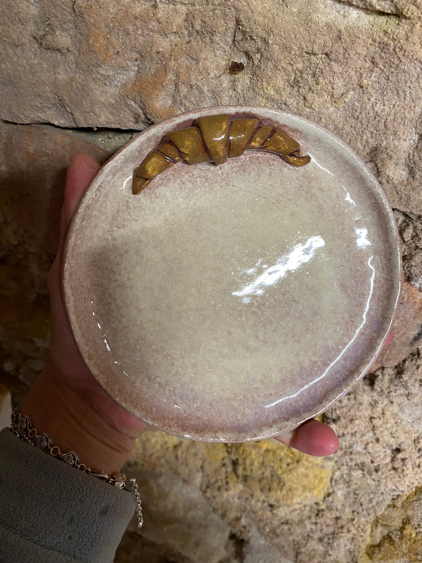tasse et soucoupe avec croissant