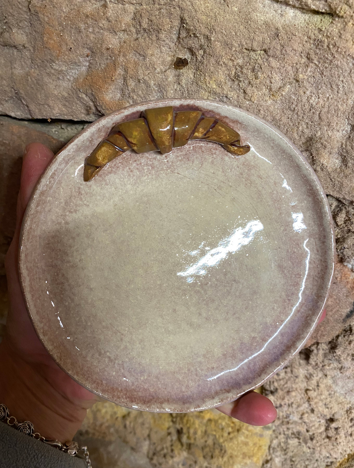 tasse et soucoupe avec croissant