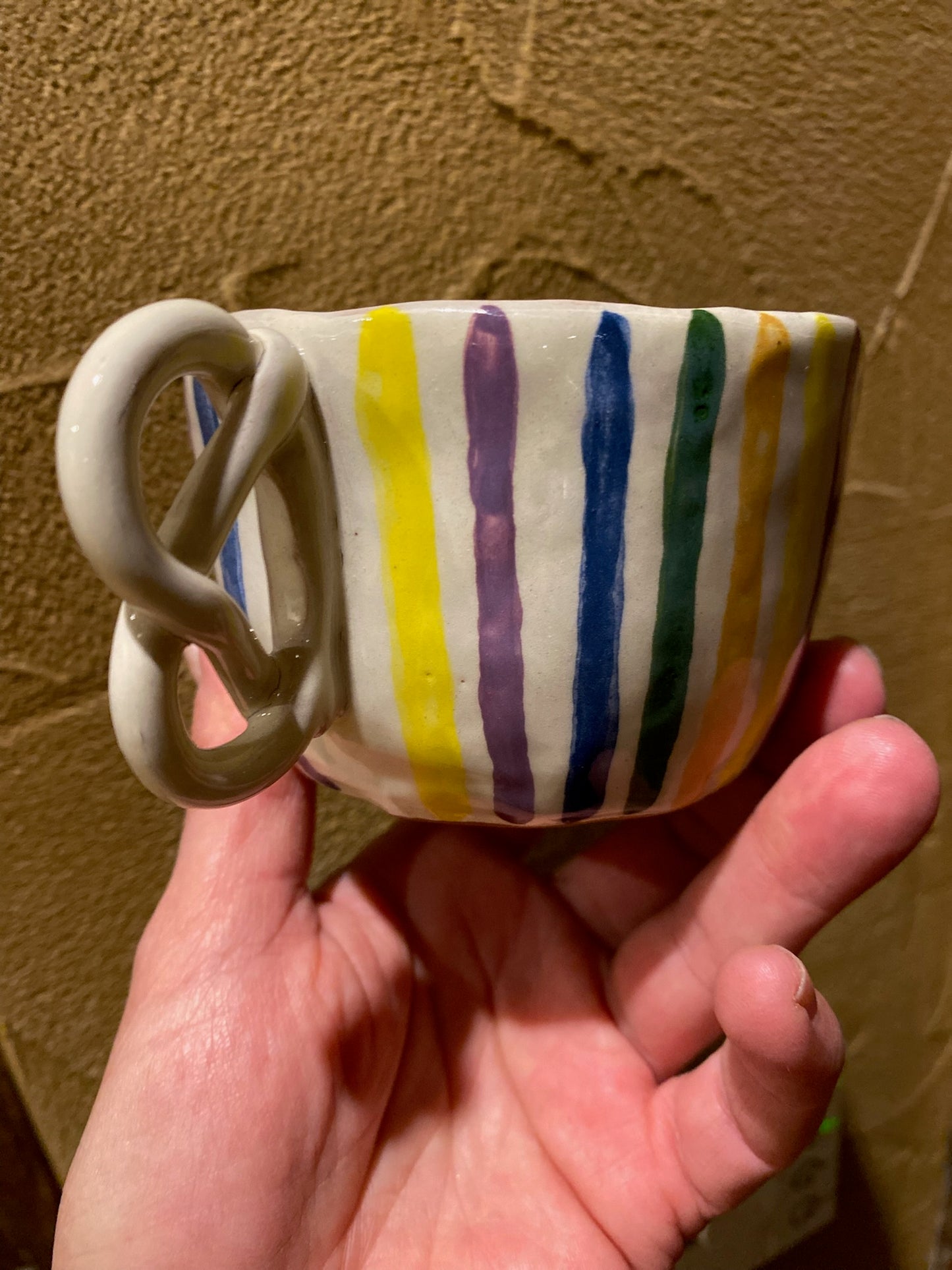 Tasse avec anse bretzel