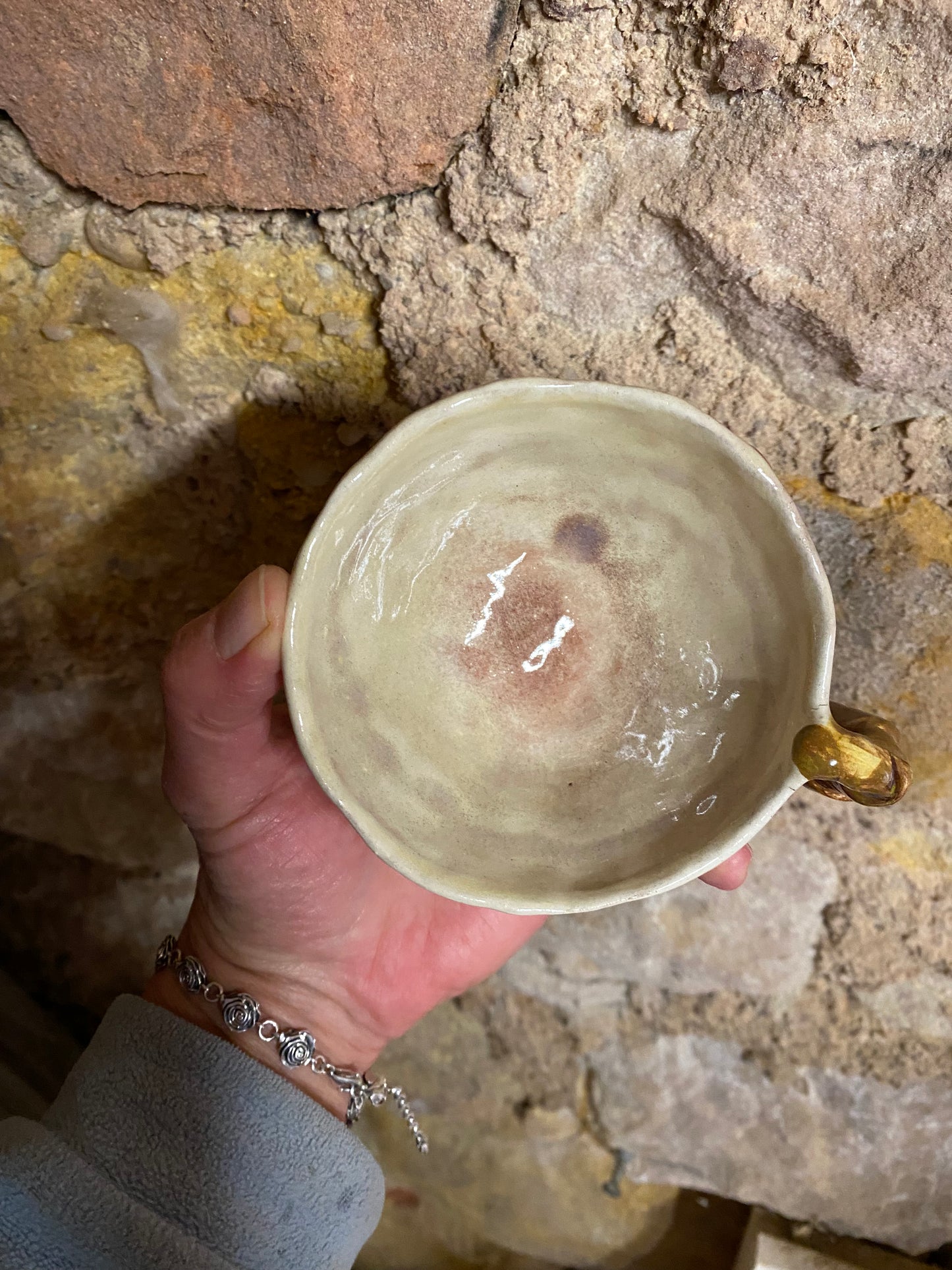 tasse et soucoupe avec croissant