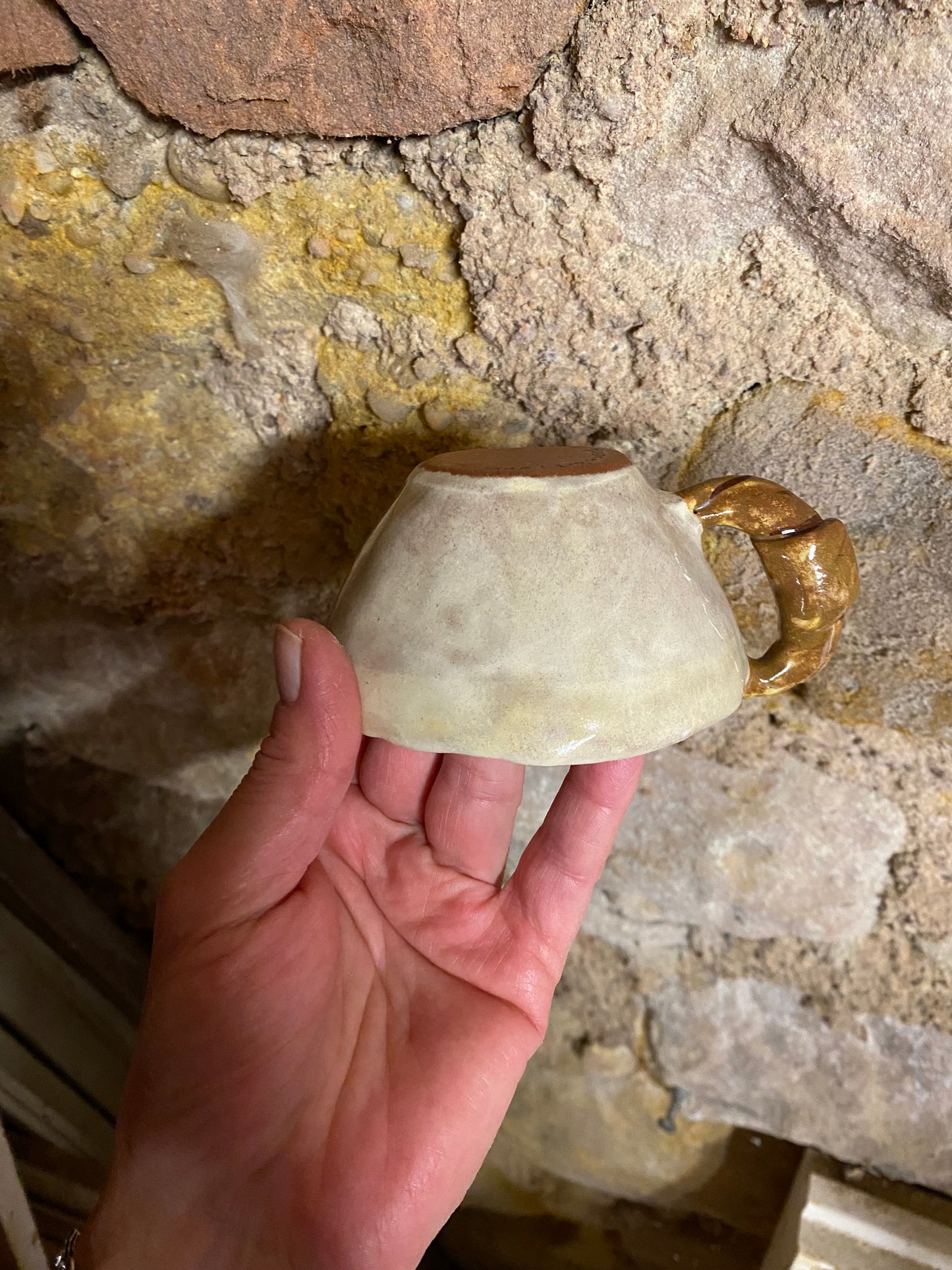 tasse et soucoupe avec croissant