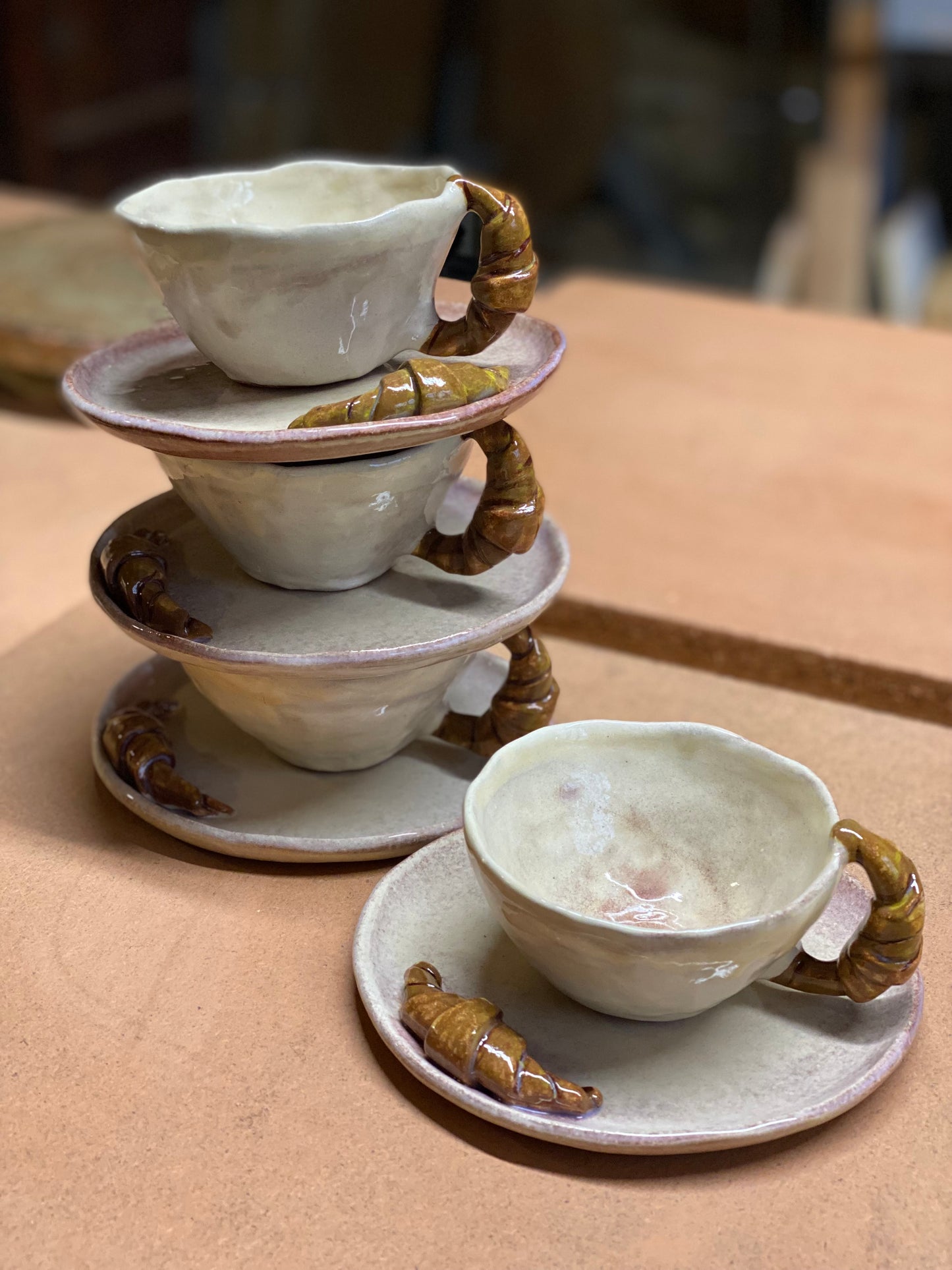 tasse et soucoupe avec croissant