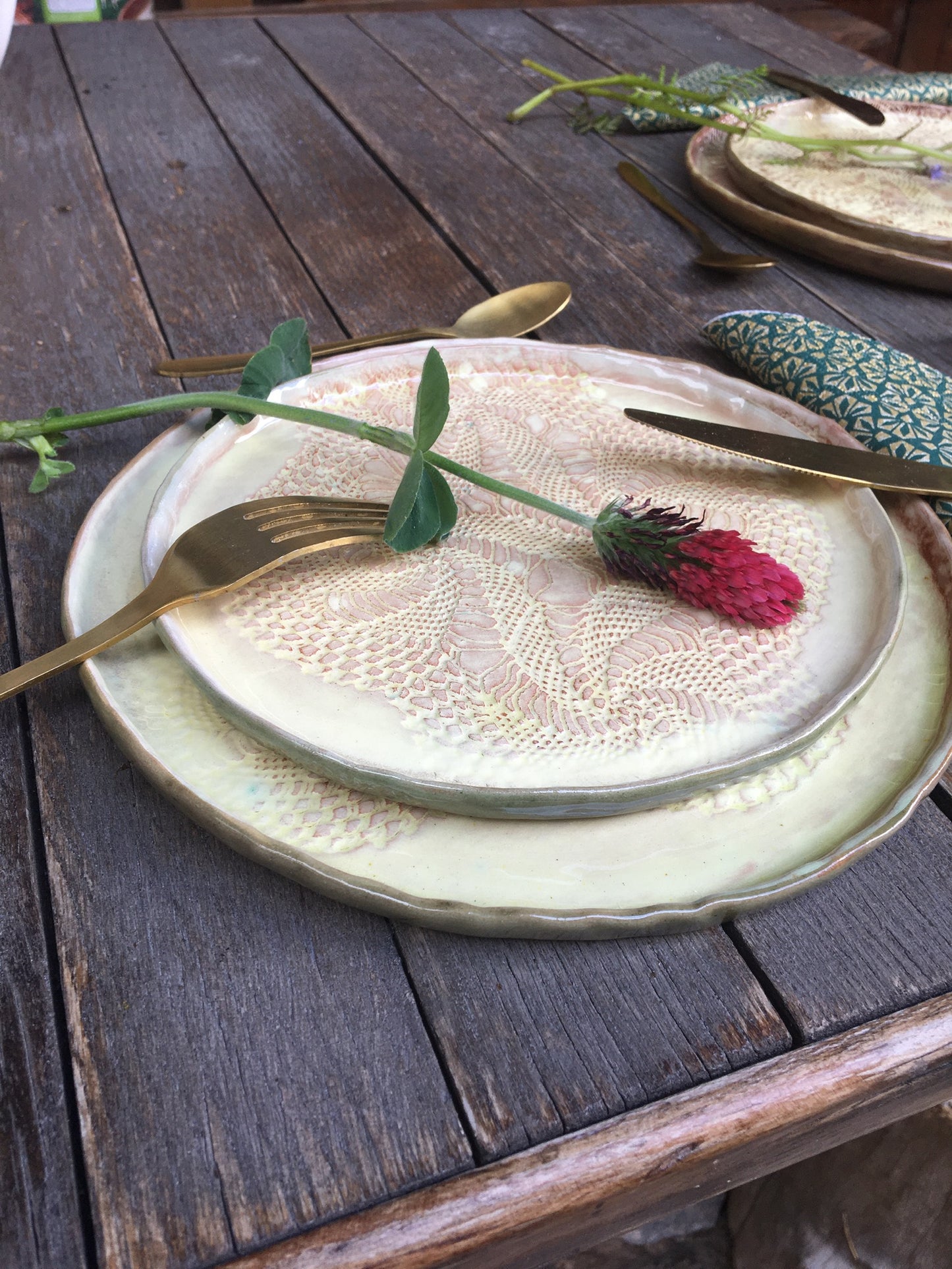 assiette motif dentelle