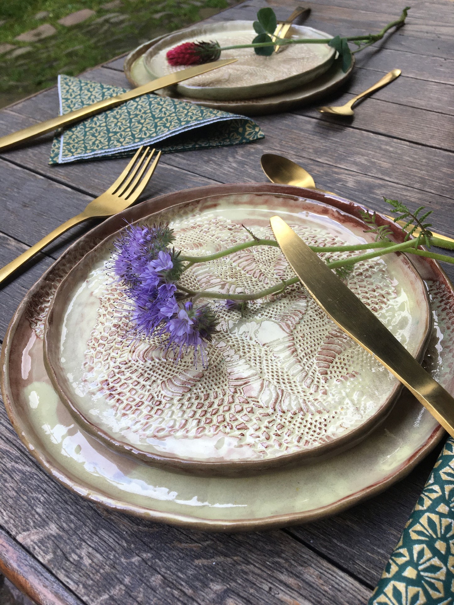 assiette motif dentelle