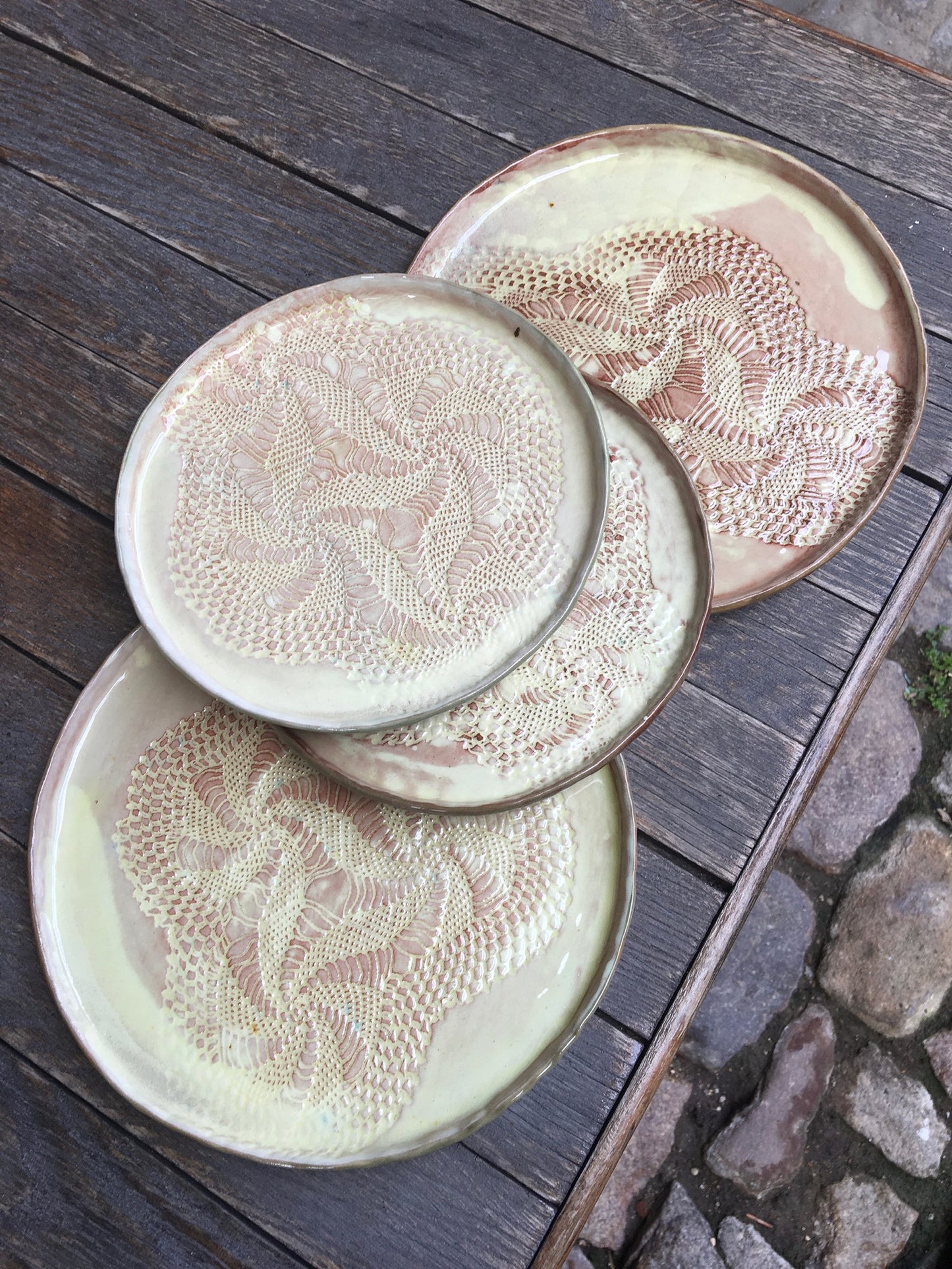 assiette motif dentelle