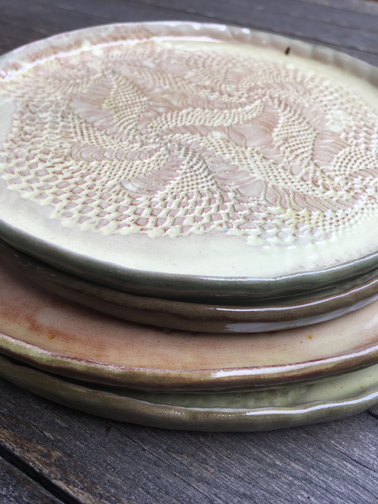 assiette motif dentelle