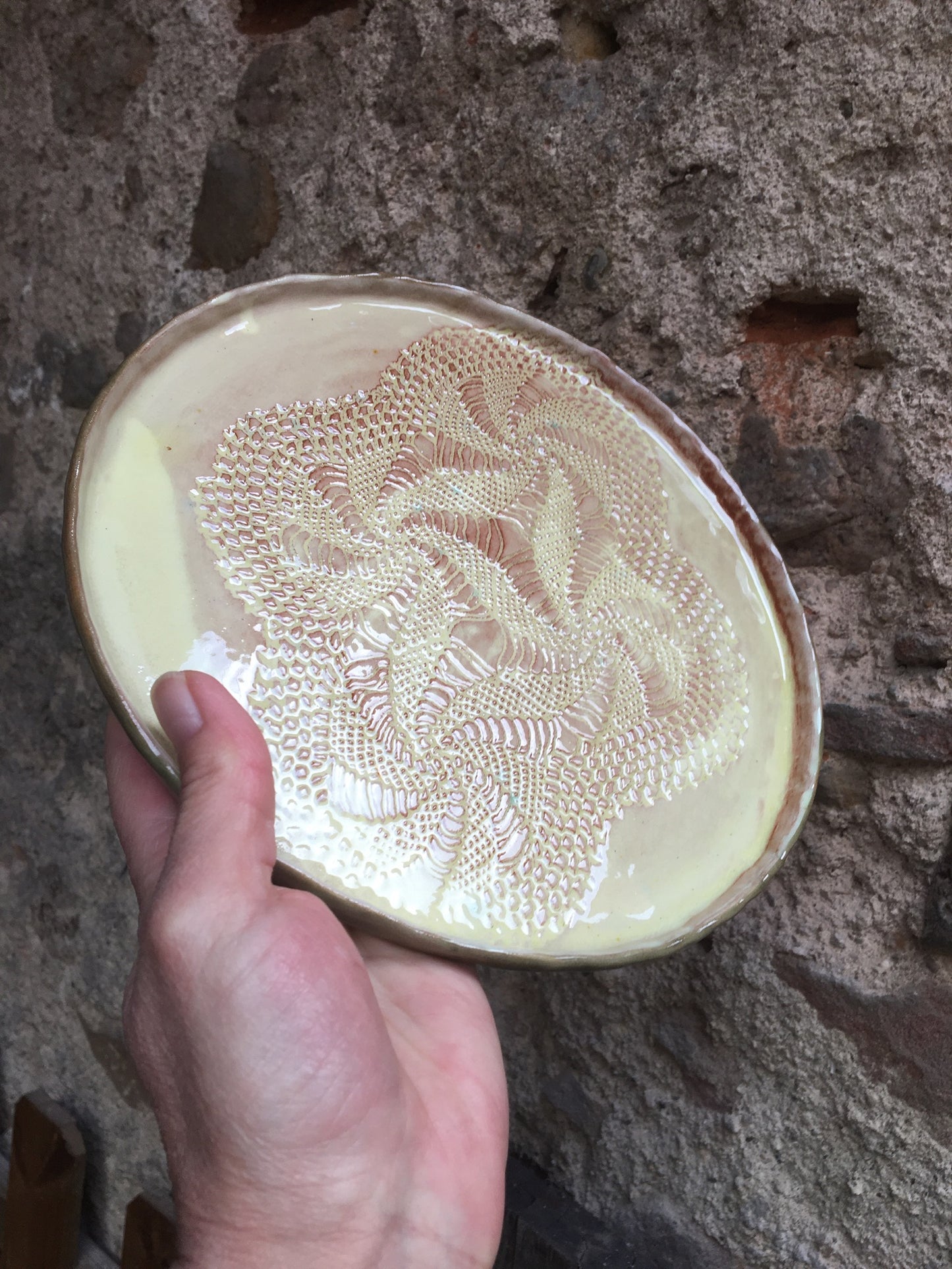 assiette motif dentelle
