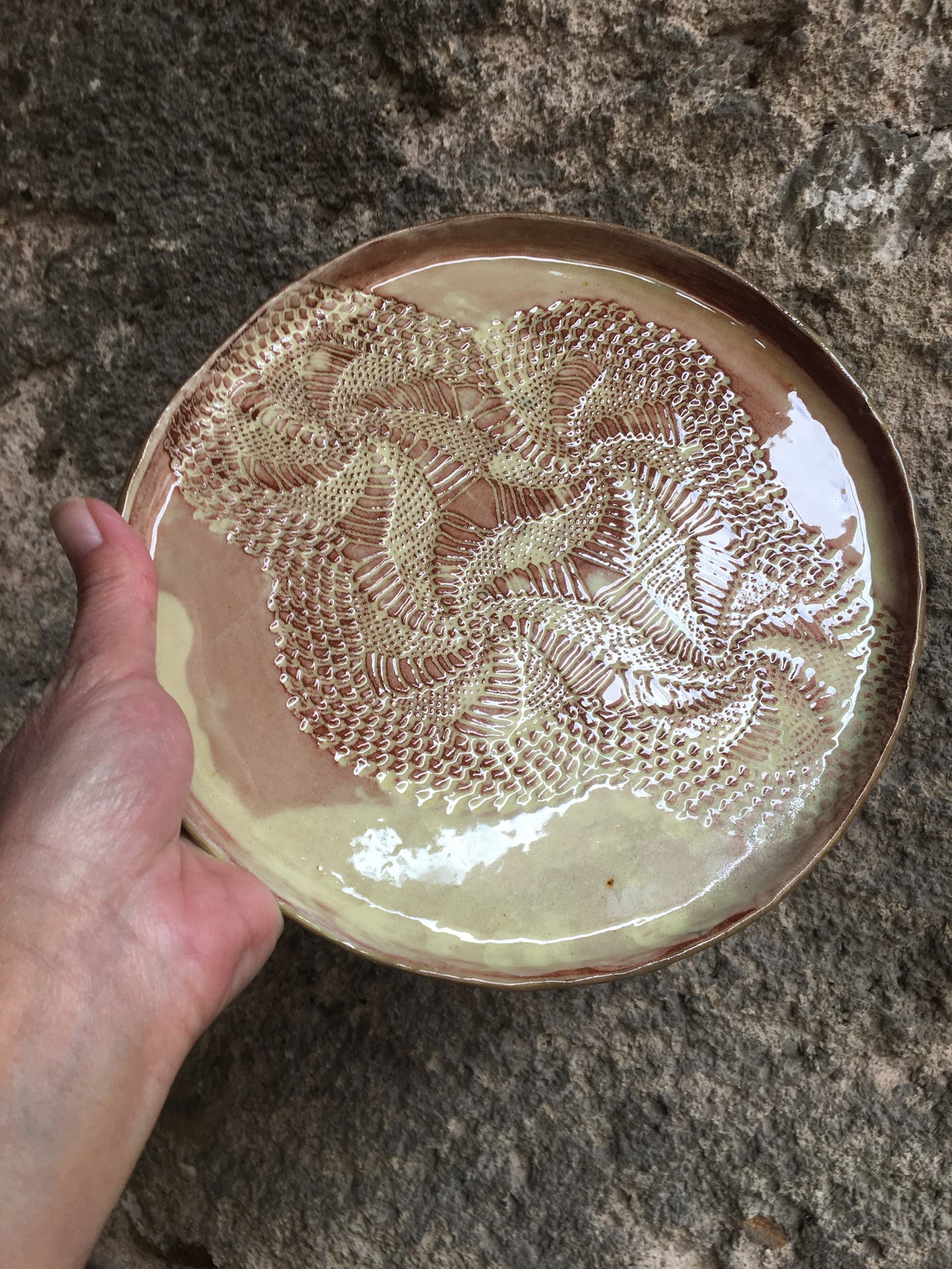 assiette motif dentelle