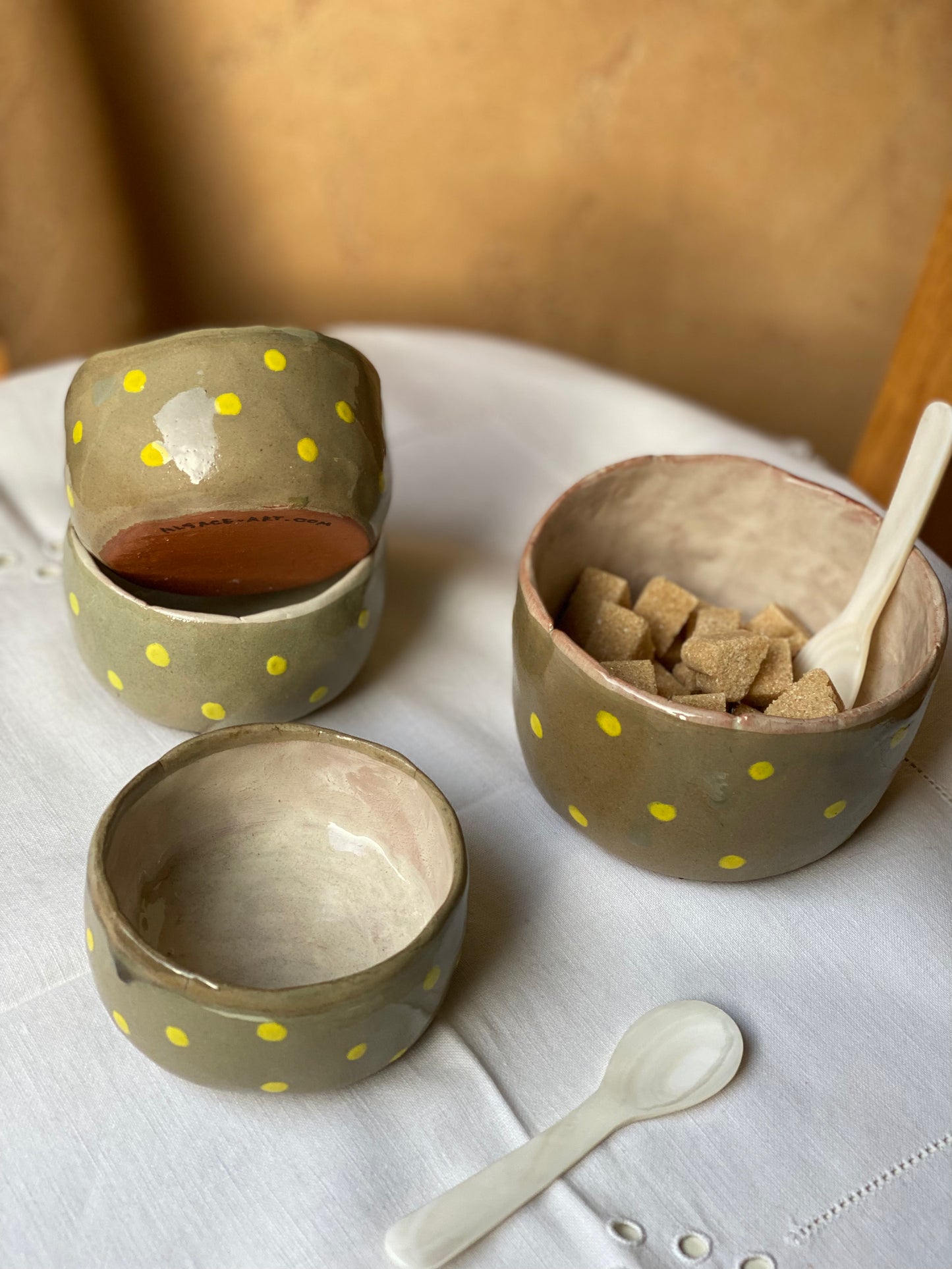 Sucrier avec trois petites tasses